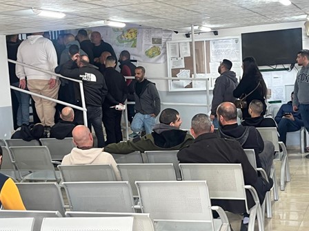 מת"ק עציון, אולם ההמתנה  מלא ממתינים