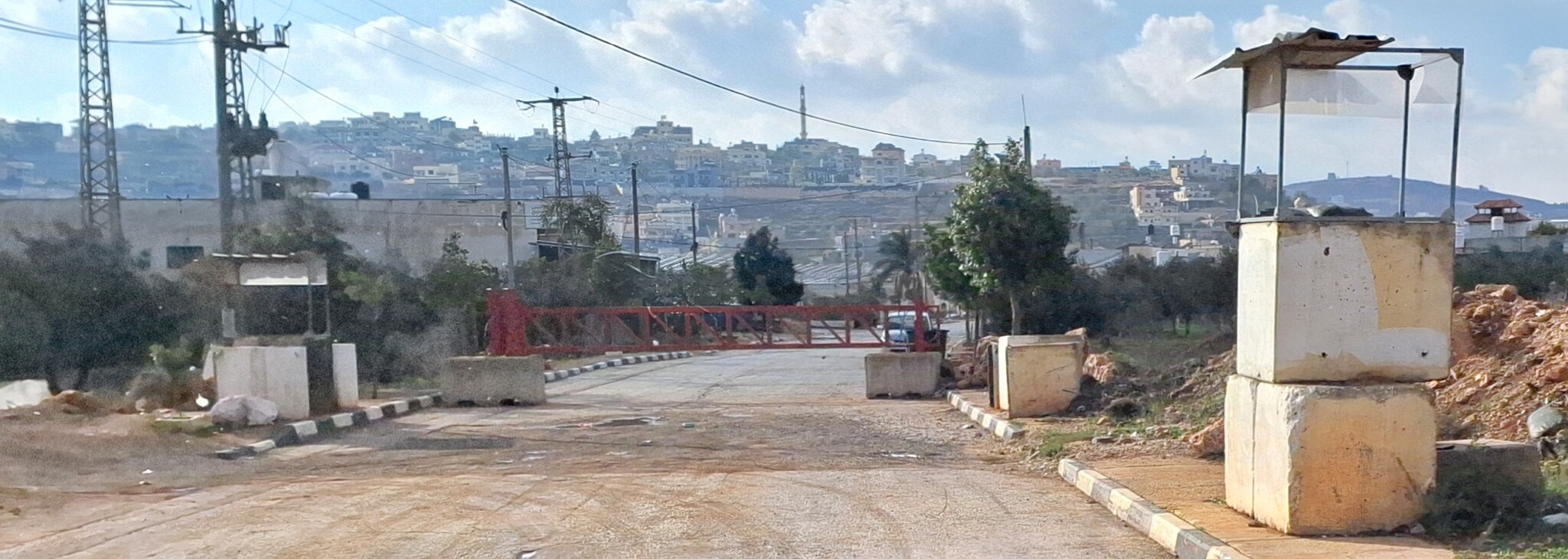 Qusra: The gate at the entrance is closed and there are two positions on either side 