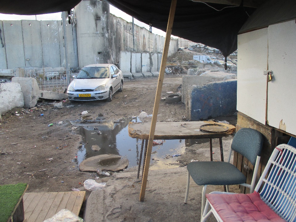 קלנדיה: שלוליות וזוהמה אחרי הגשם