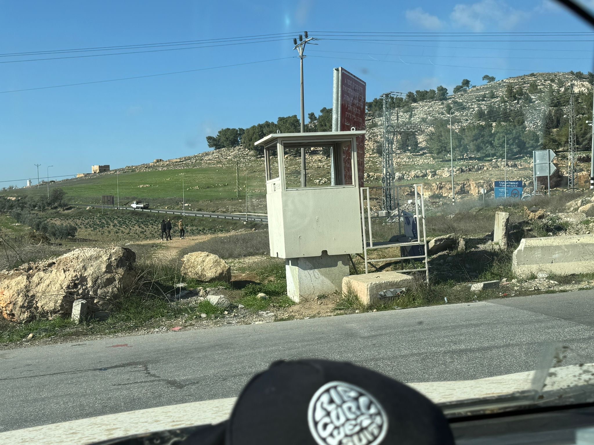 Dura - al-Fawwar - Pedestrian crossing on dirt roads