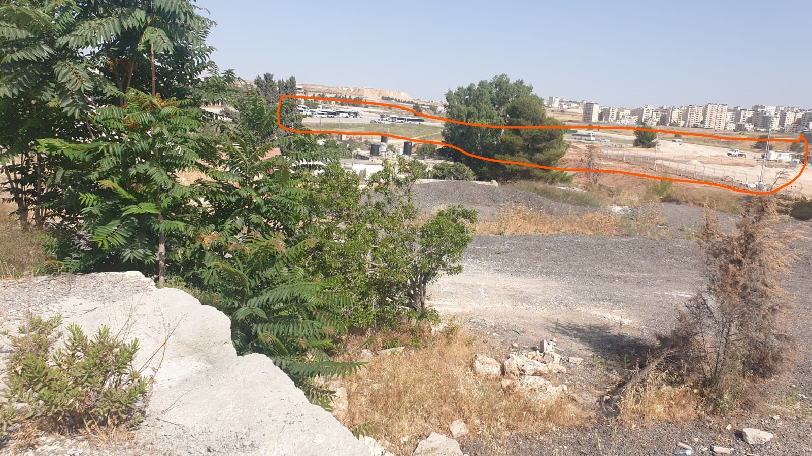 עטרות: עכשיו חניה לאוטובוסים, אחר כך התנחלות 