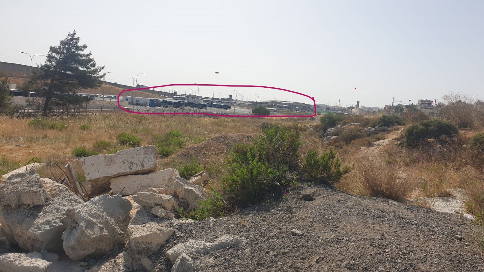 קלנדיה: לגשר הולכי הרגל יש חיבור לאוטובוסים מרמאללה 