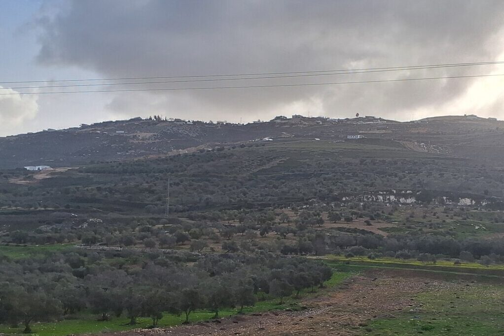 בורין: תצפית לכיוון יצהר. רואים בניה חדשה במורדות