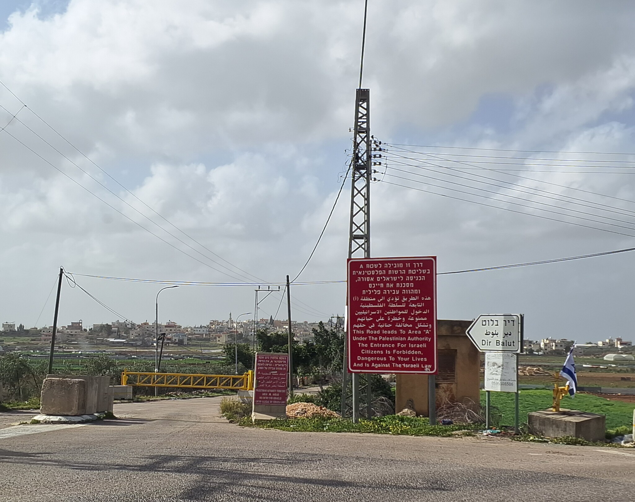 דיר בלוט: הדרך לכפר חסומה