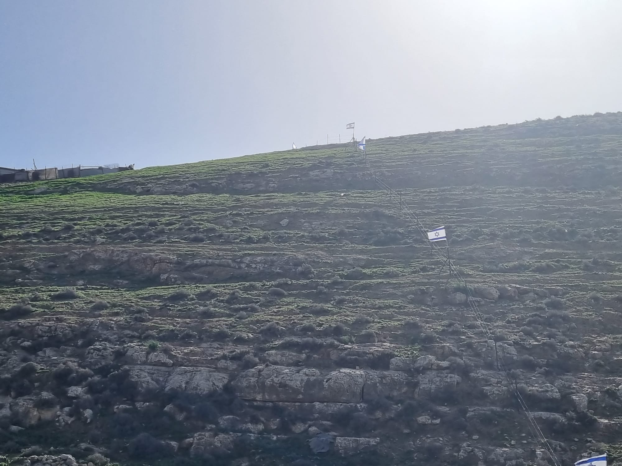 הגדר והדגלים שהוקמו צמוד לשטח משפחת אבו שארח' ברהווה, דרום הר חברון