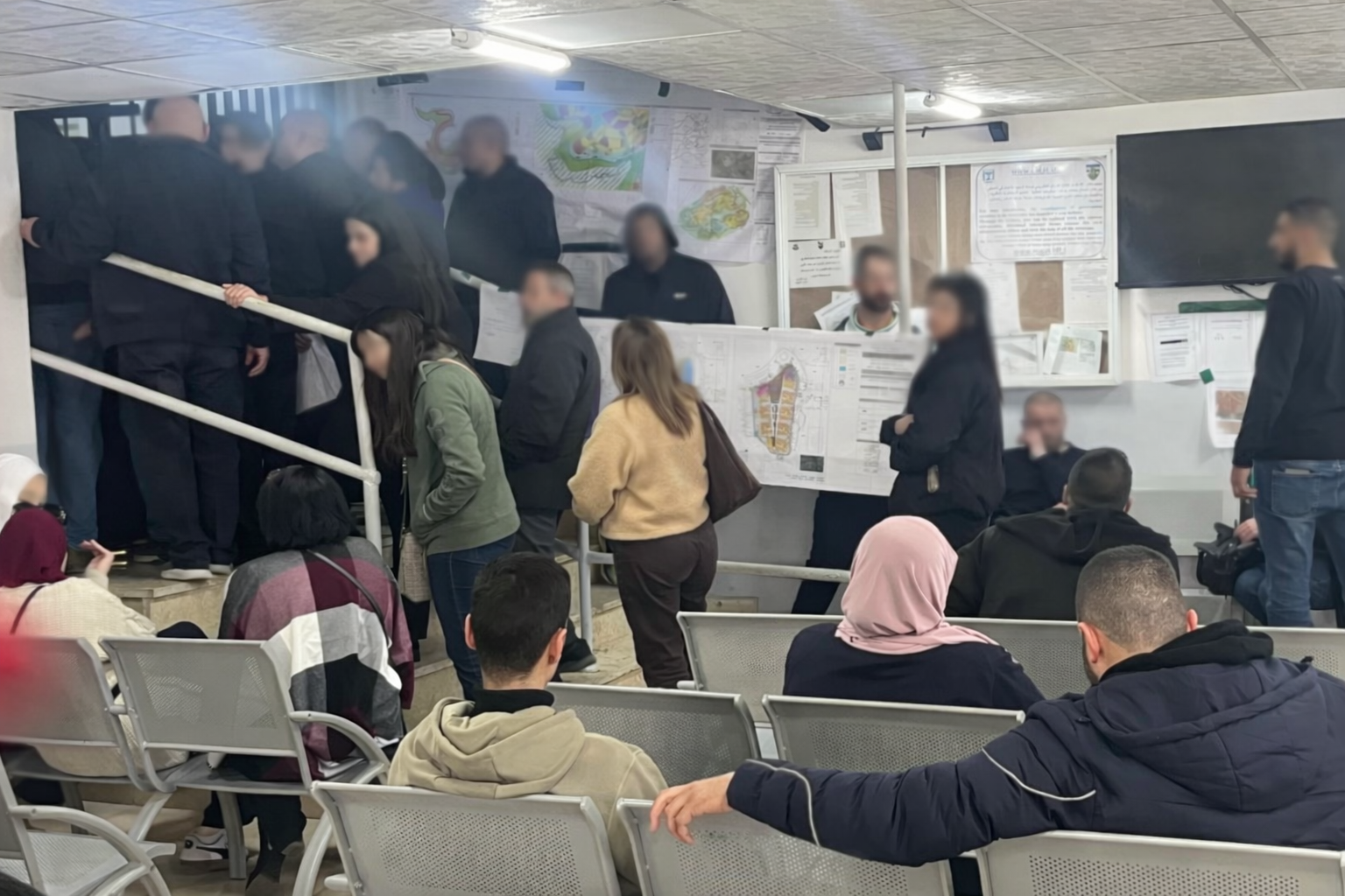 מת”ק עציון: האולם הומה ממתינים