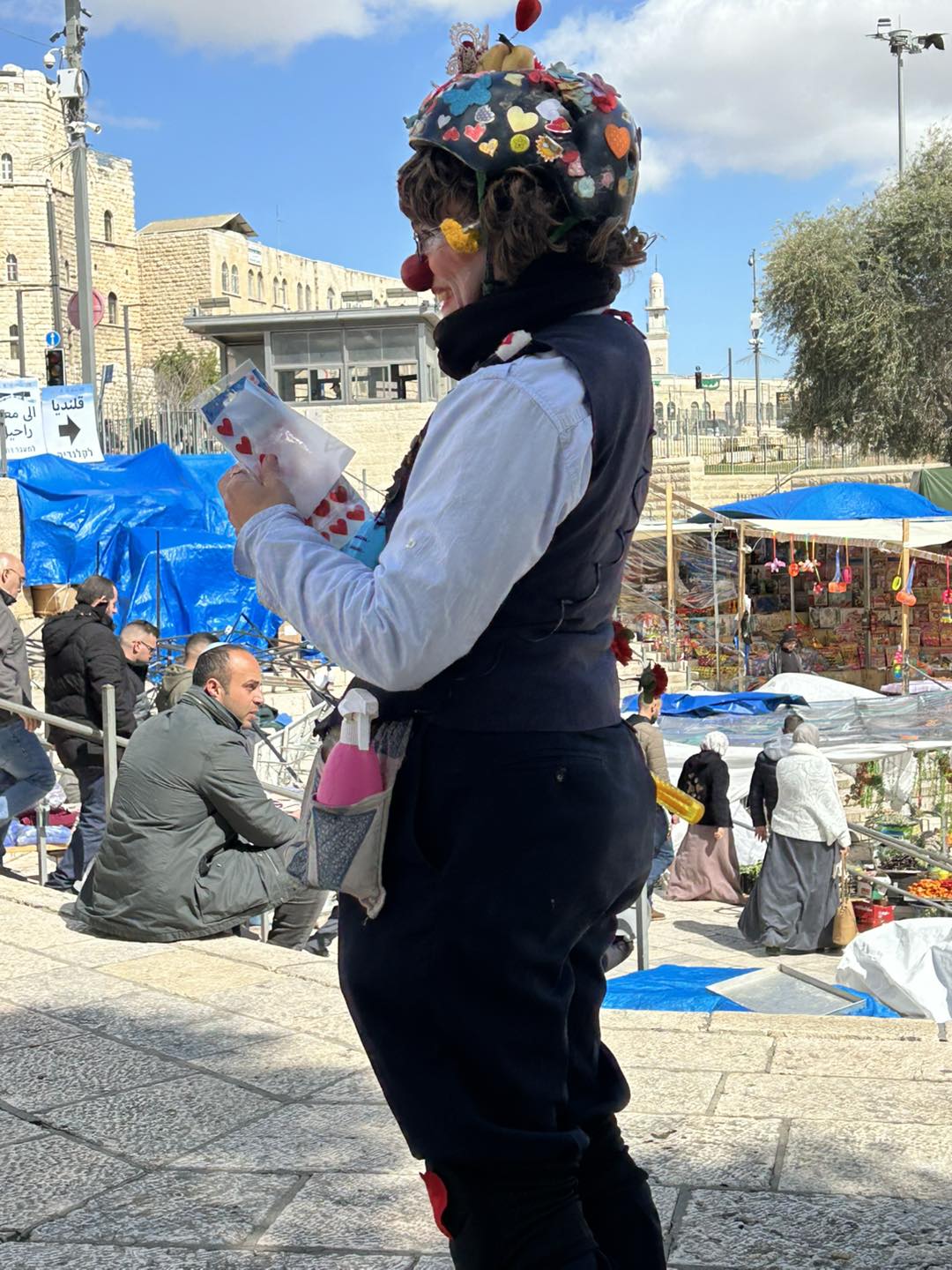 Jerusalem, Damascus Gate: Az-Oolay Police Officer is handing out hearts