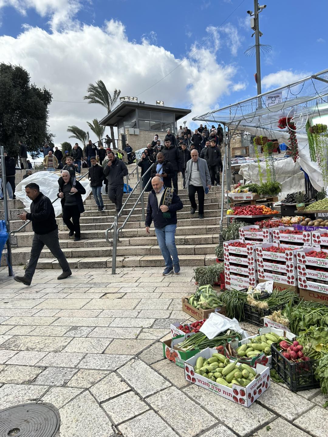 Jerusalem, Damascus Gate: Rushing to prayer