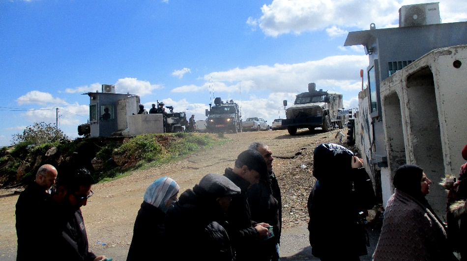 Qalandiya: Armored personnel guard the entry of worshippers