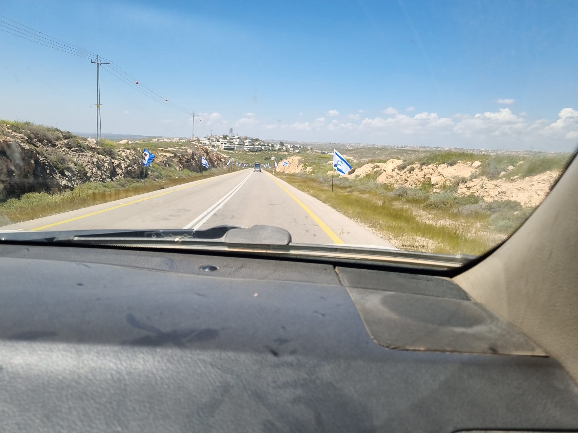 דגלי ישראל חדשים שהונחו לאורך קילומטרים על כביש 317 להוכיח מי הריבון