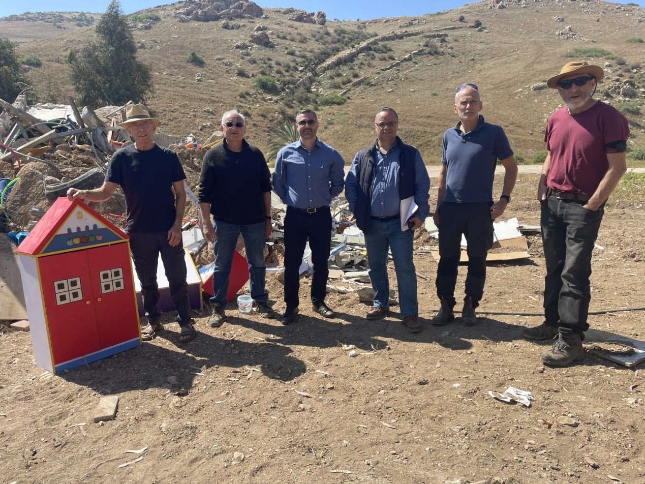 חמאם אל-מליח. ליד הריסות בית הספר עומדים מימין: פרץ מהמלווים, עומר בר לב, שני עורכי הדין, מלווה שאיתי, וחבר של עומר 23.4.2026 רחל אפק