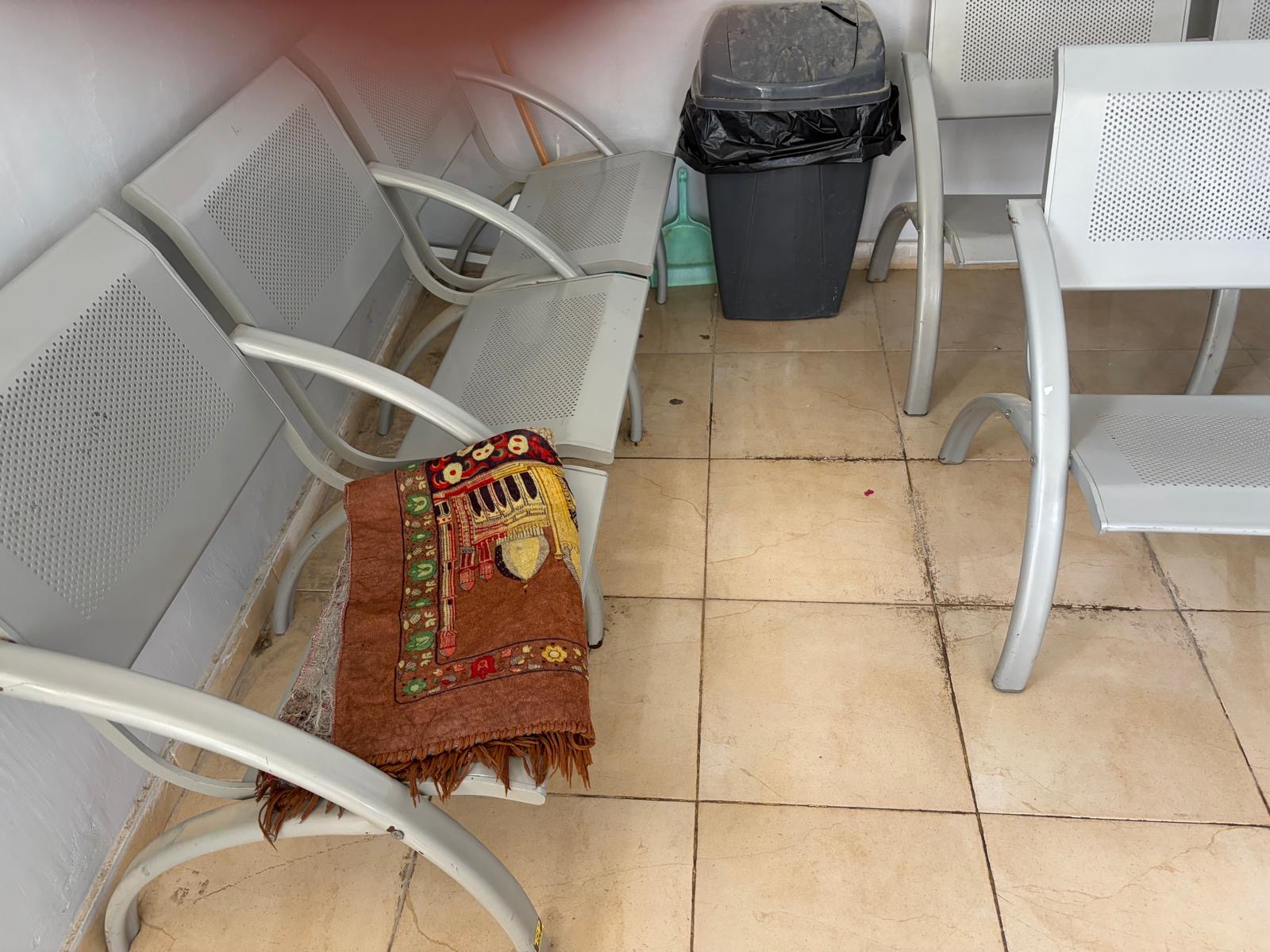 מת"ק עציון. שטיח תפילה על הספסל בחדר ההמתנה הריק