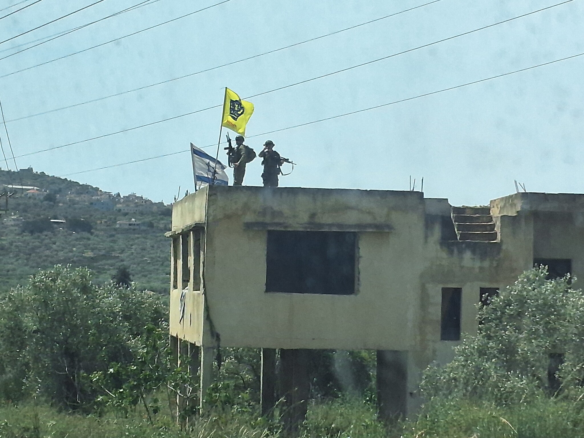 מרדה. עמדה צהלית על גג בית פלסטיני עם דגל משיח
