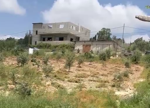 בורין. חיילים ליד ביתו של ב.ע. 