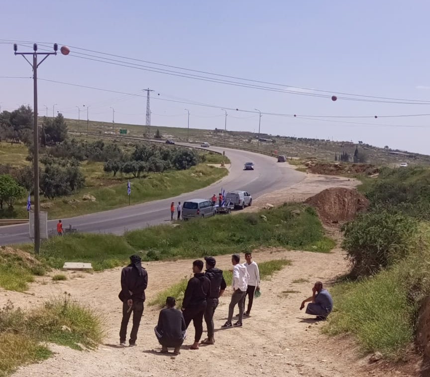 דרום הר חברון. בערב יום העצמאות מתנחלים שוקעים דגלים לאורך הכביש  