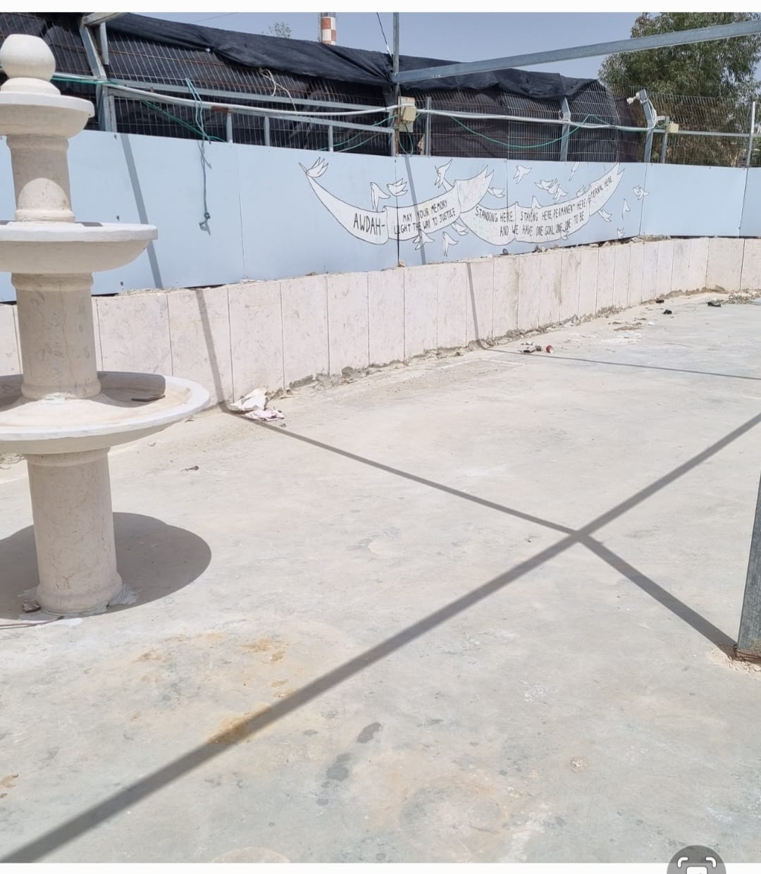מזרקה וכיתוב על הקיר להנצחת עודה הדאלין ז"ל שנרצח באום אל-ח'יר ע"י ינון לוי