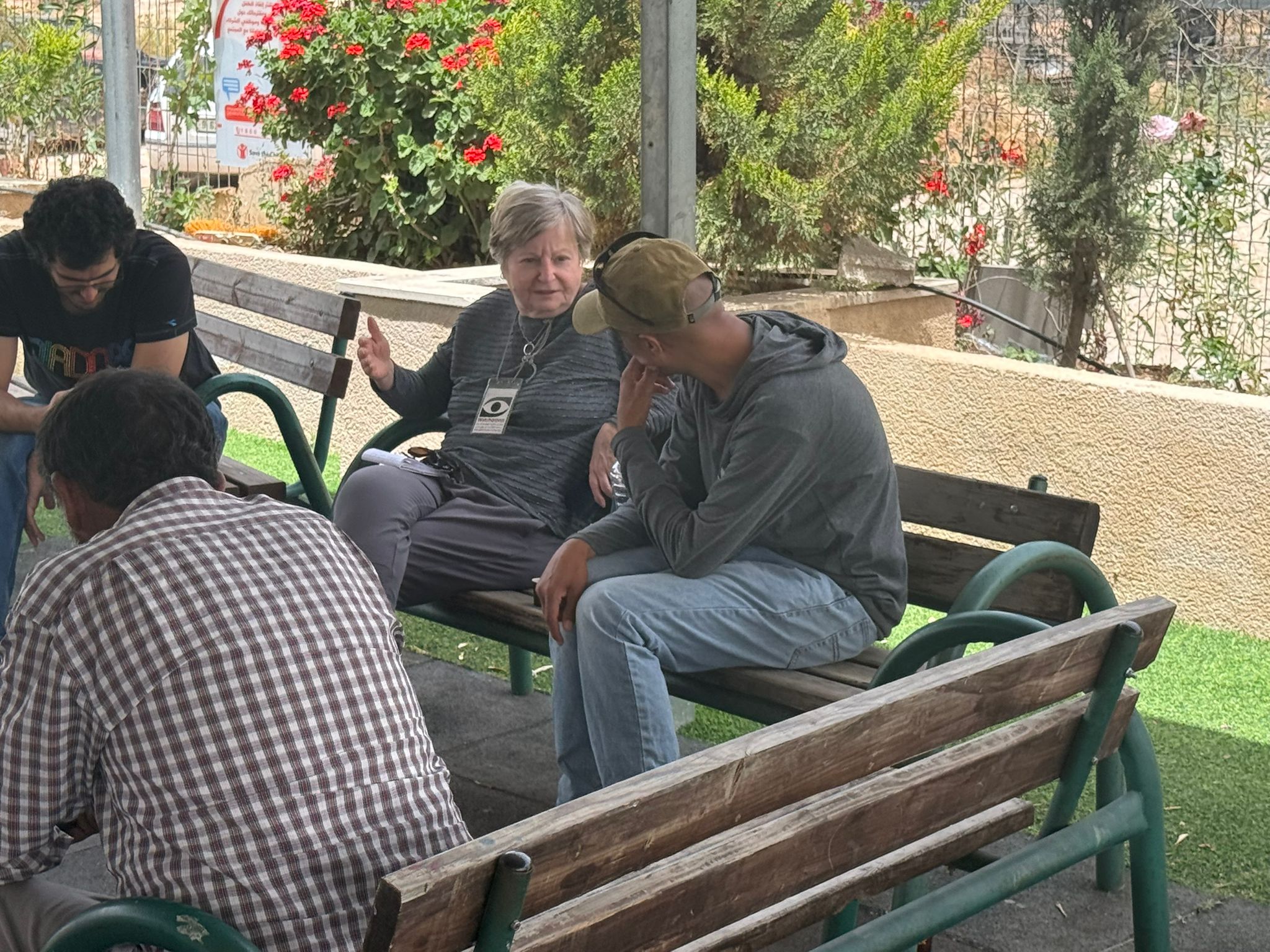 סמדר עם עיד וחברים נוספים מאום אל-ח'יר