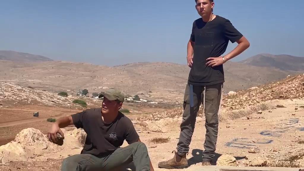 סמרה. הנערים מהאוהל הכחול 'מנכסים' בור מים של הסמרתים 
