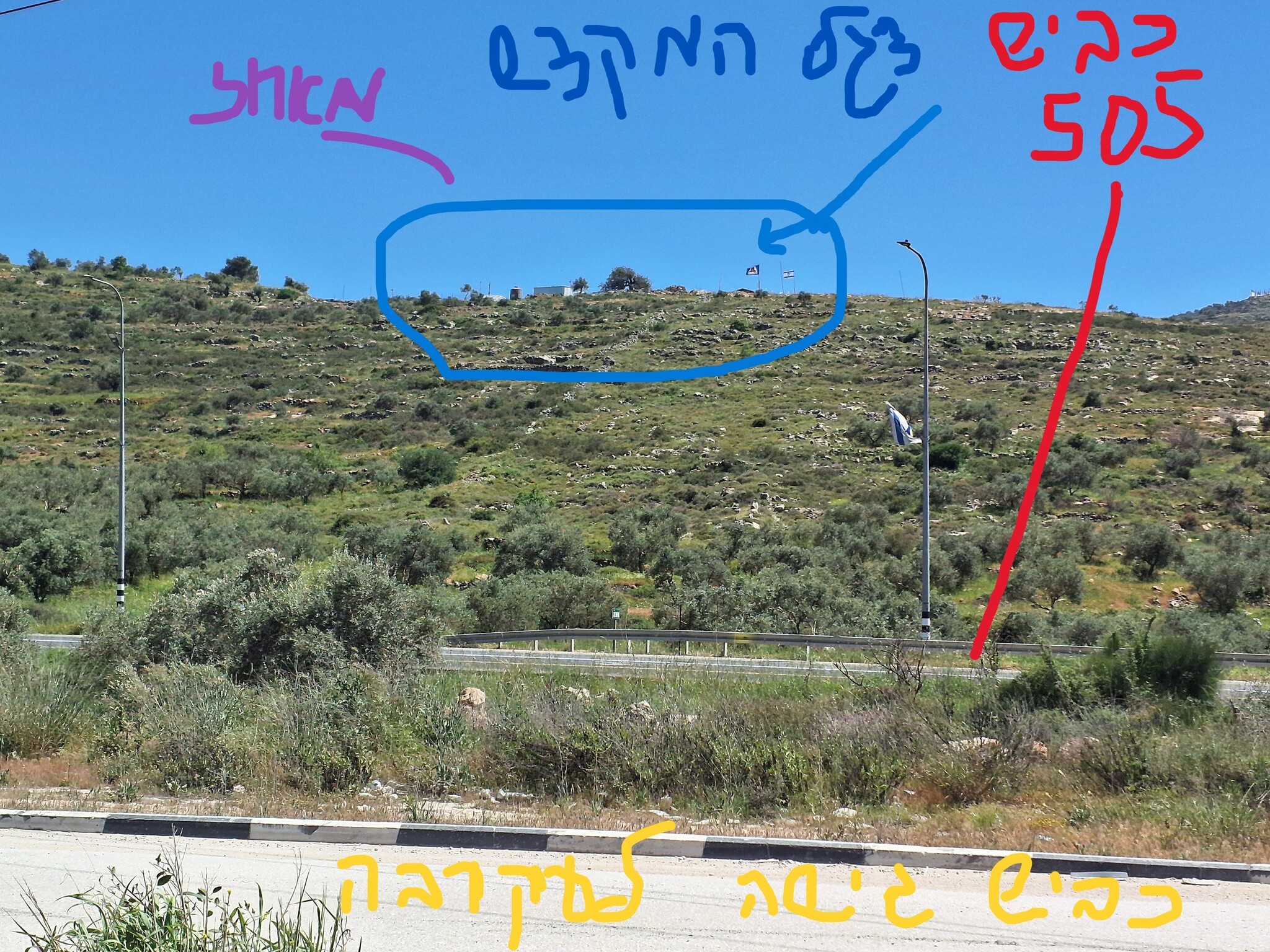עקרבה. כביש גישה לעיירה, לצידו כביש 505 ומעליו מאחז חדש 