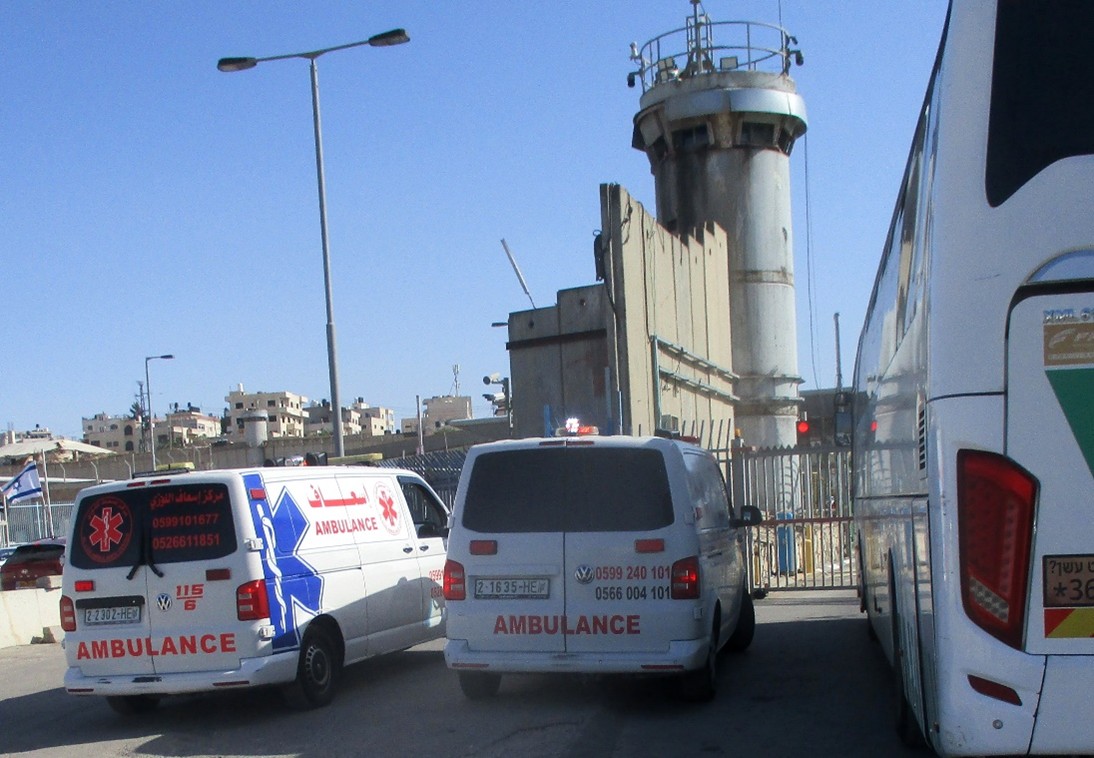 קלנדיה. אמבולנסים מחכים מול מחסום סגור