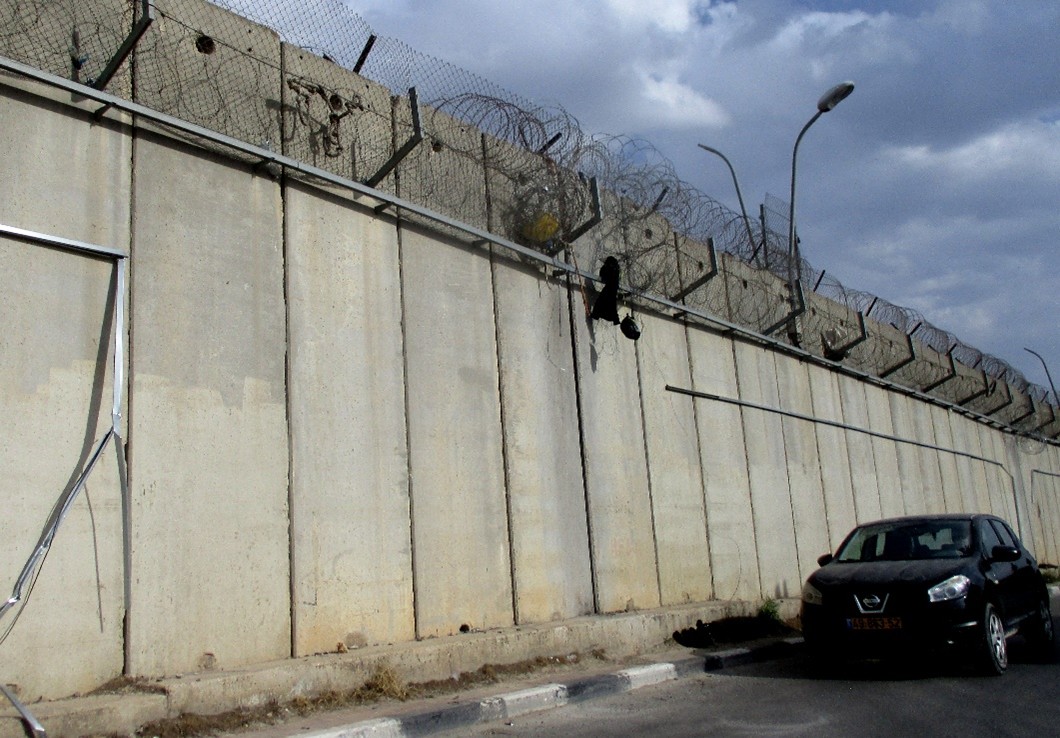 קלנדיה. שאריות פרטי לבוש בסלילי התיל במרומי החומה