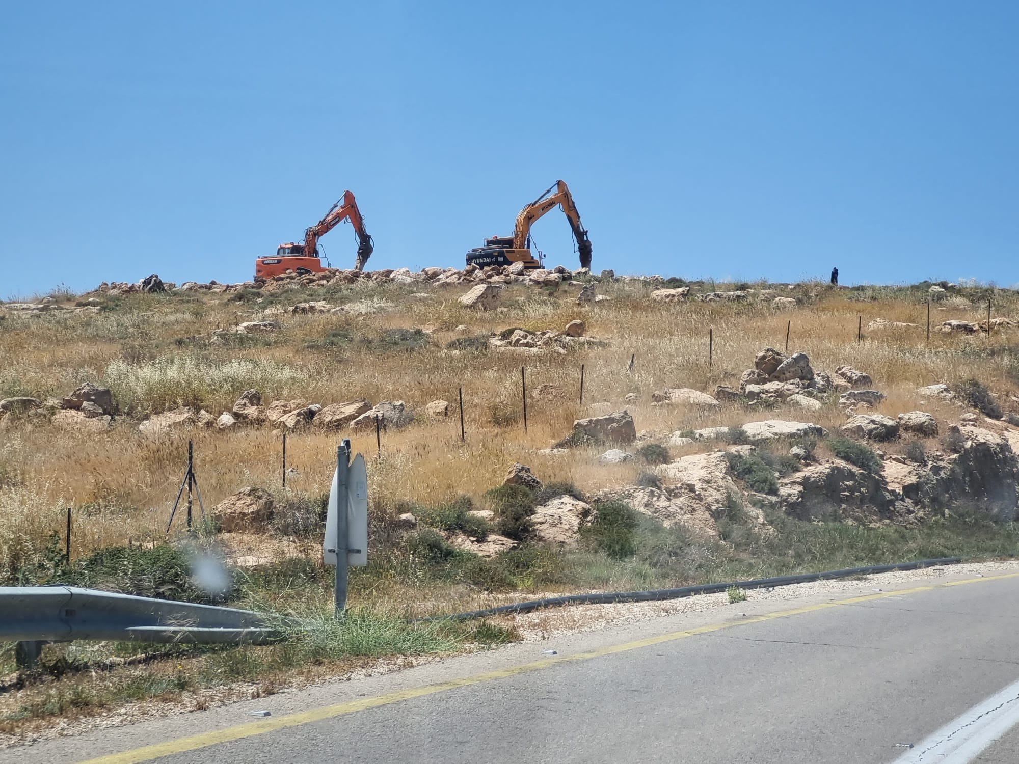 שני בולדוזרים מעבדים את שטח הכרמים של חוות מיתרים (ינון לוי) בדרום הר חברון