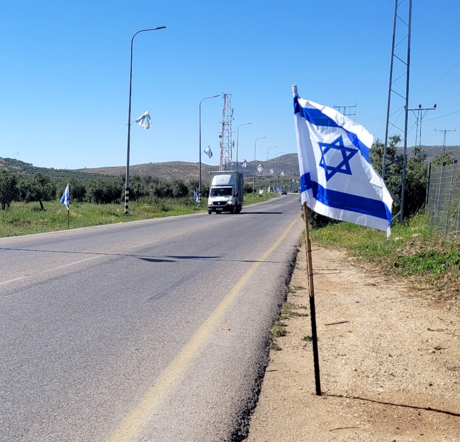 תוקוע. דגלי הריבון כל כמה מטרים