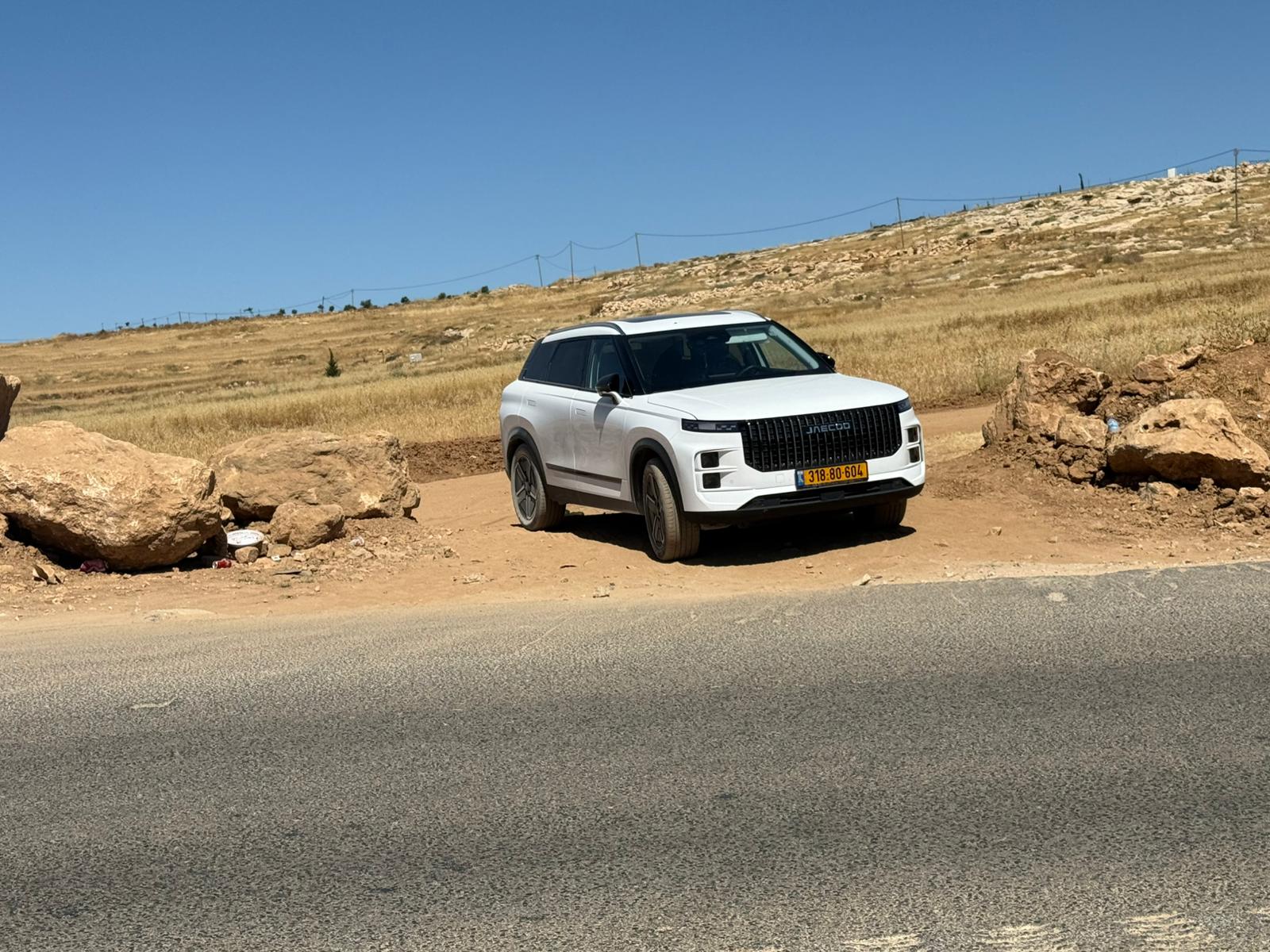 המכונית הישראלית שחוסמת את הכניסה לסימיא