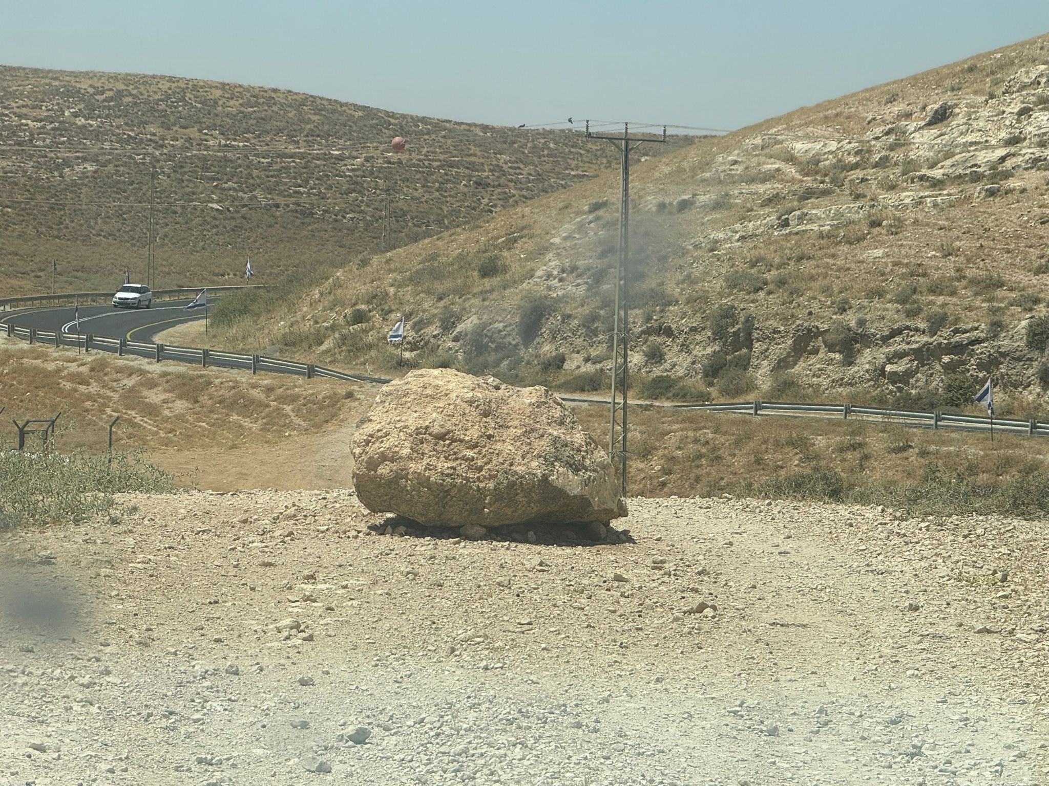 אבן שהניחו מתנחלים בדרך המובילה לשטח משפחת ת'יל ברהווה