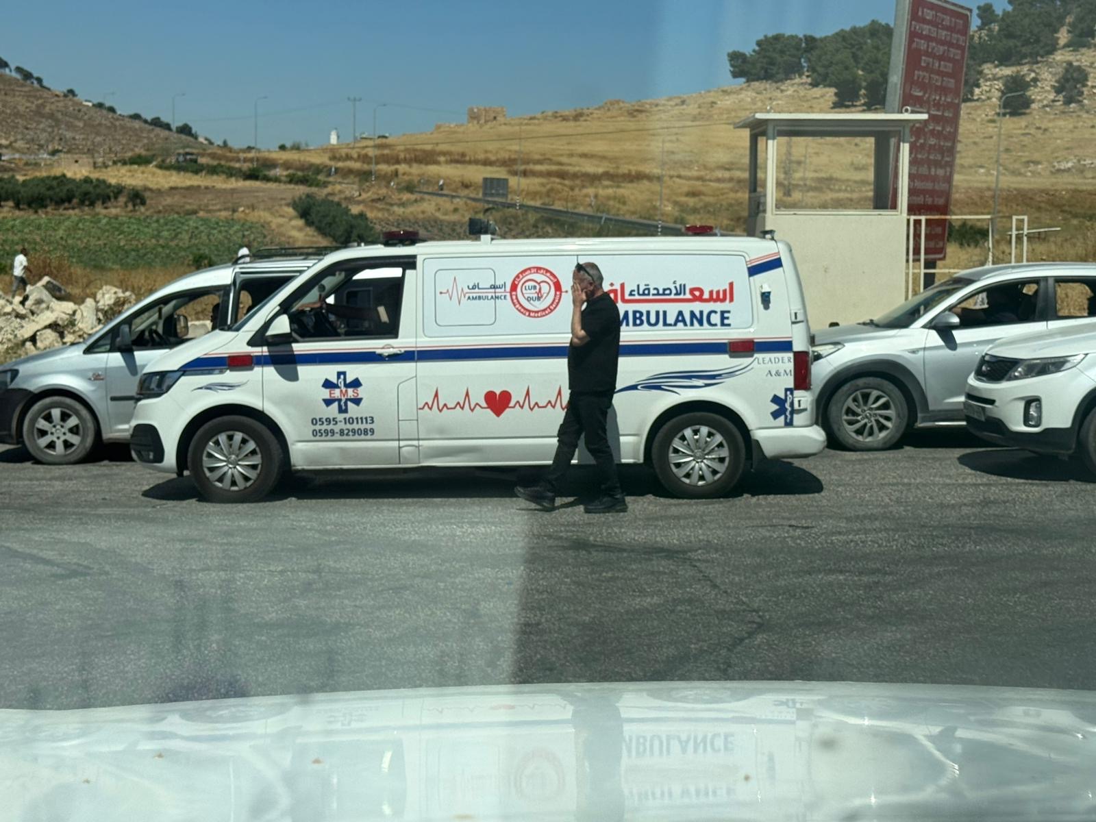 אמבולנס מחכה מול המחסום הסגור באל פוואר