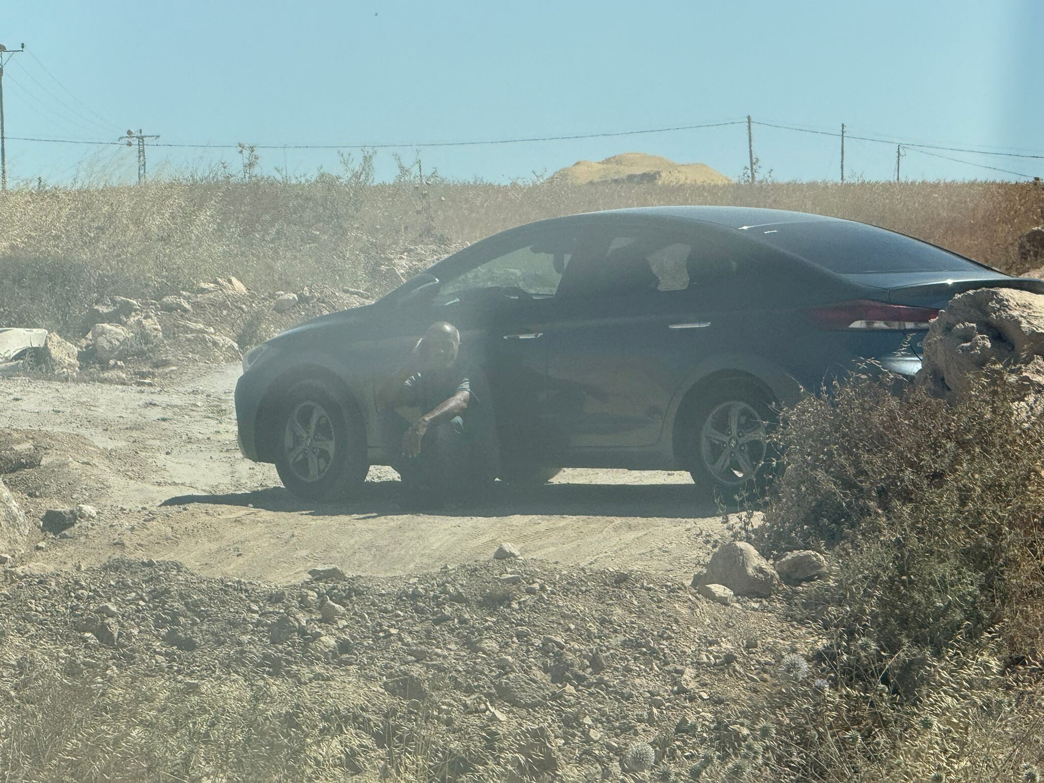 המכונית שהצבא תקע על שביל הגישה העוקף, לקח מפתחות והבעלים יושב לצידה שעות