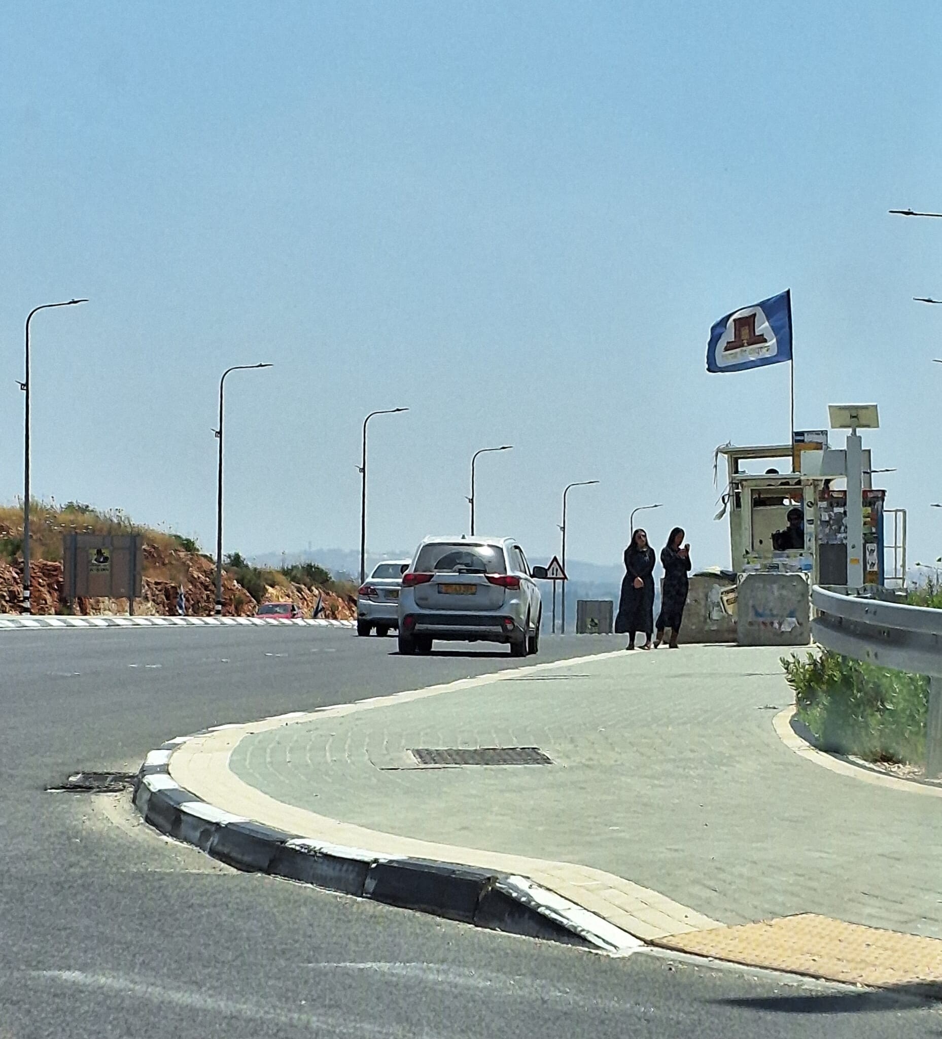זעתרה (צומת תפוח). דגל המקדש מעל תחנה
