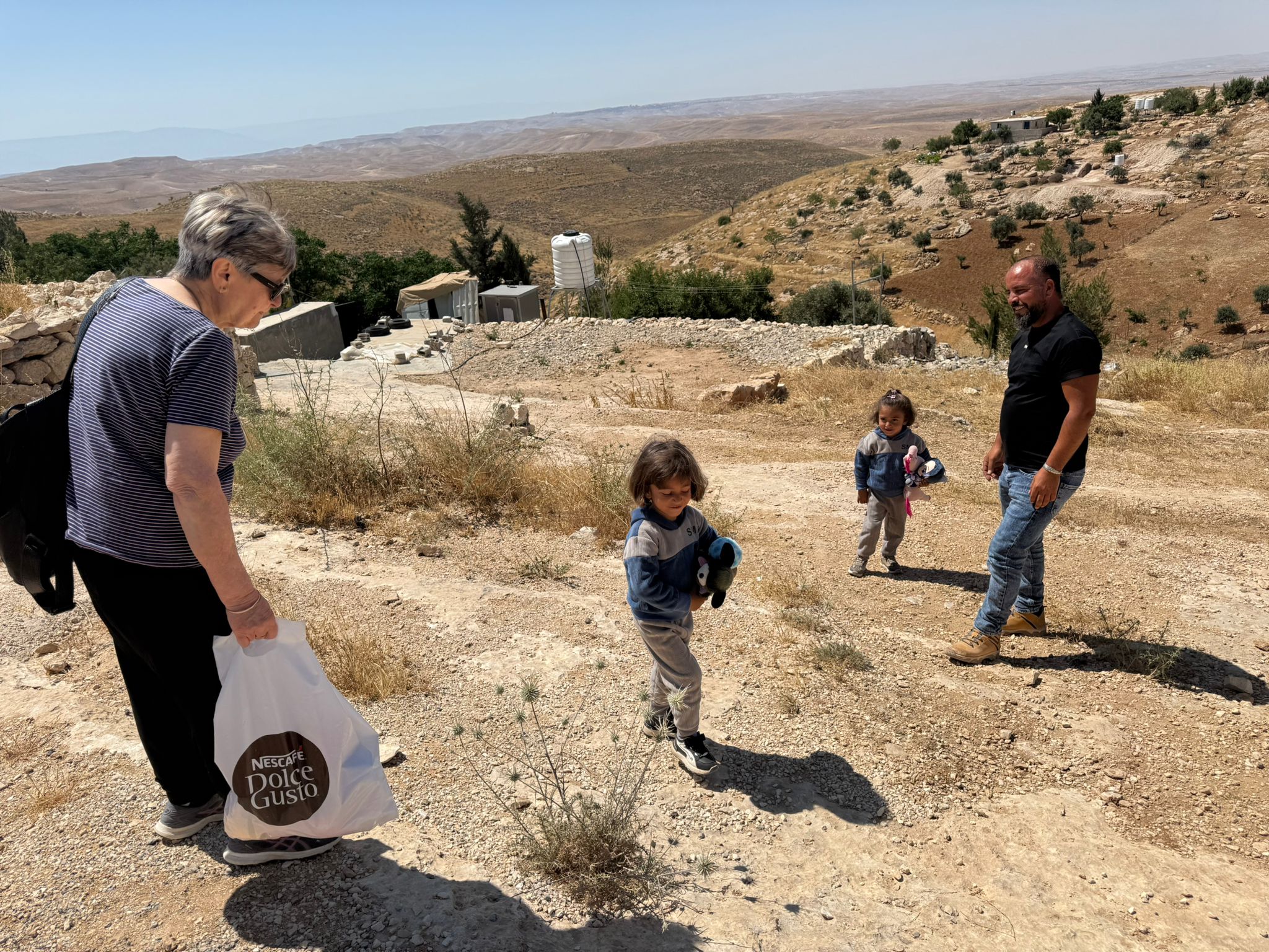 ילדיו של ג'אבר שמחים מהמשחקים שהבאנו. ח'לת א-דבע