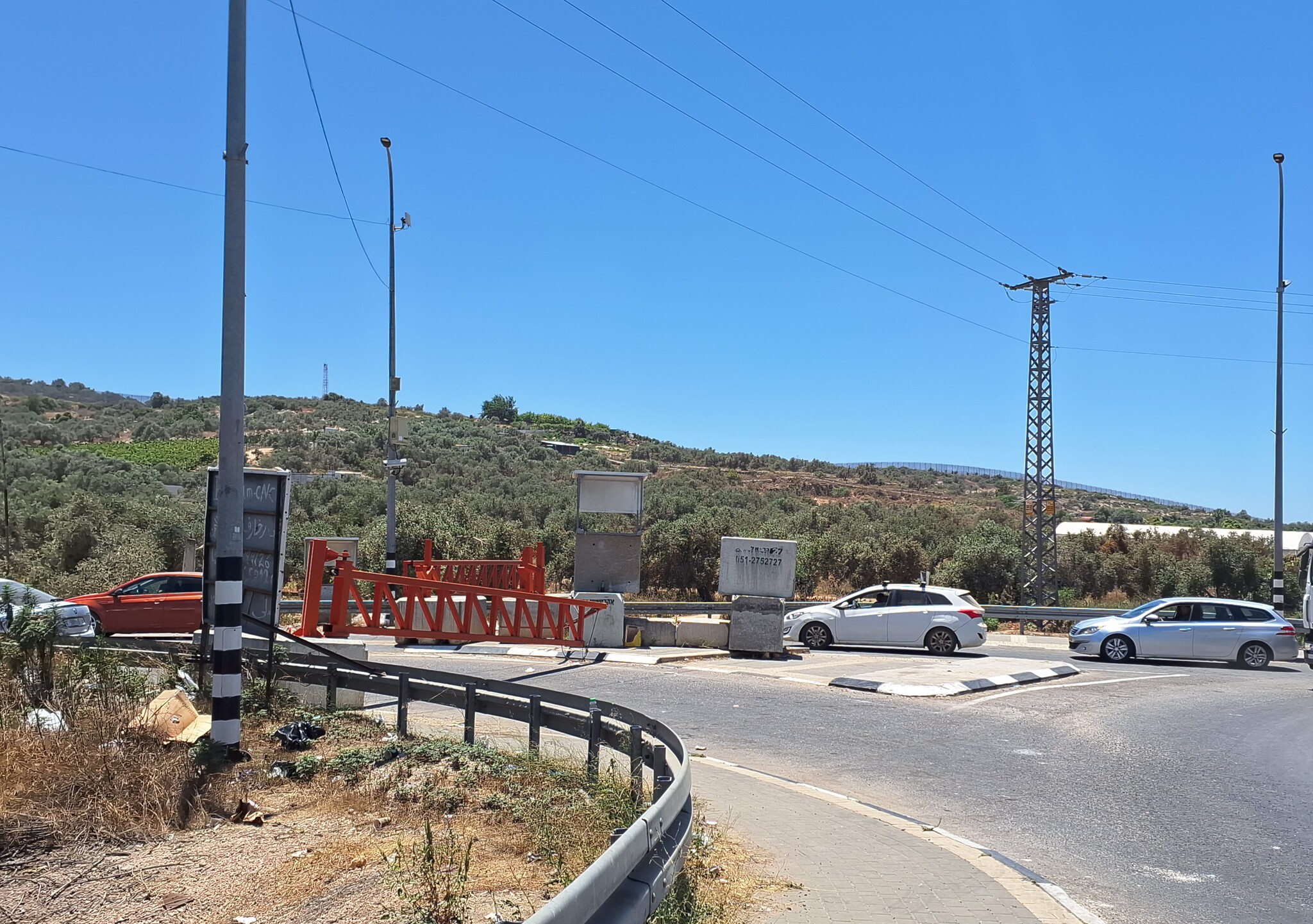 נבי אליאס. הכניסה המערבית סגורה