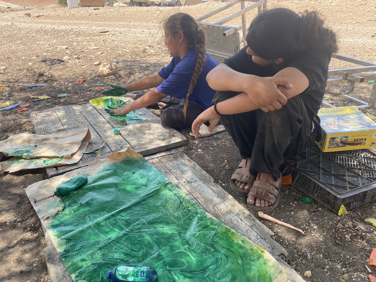 סמרה. "רוצה לצבוע את העץ כדי שיזכור אותנו כשלא נהיה פה"  אמרה בעלת הצמה