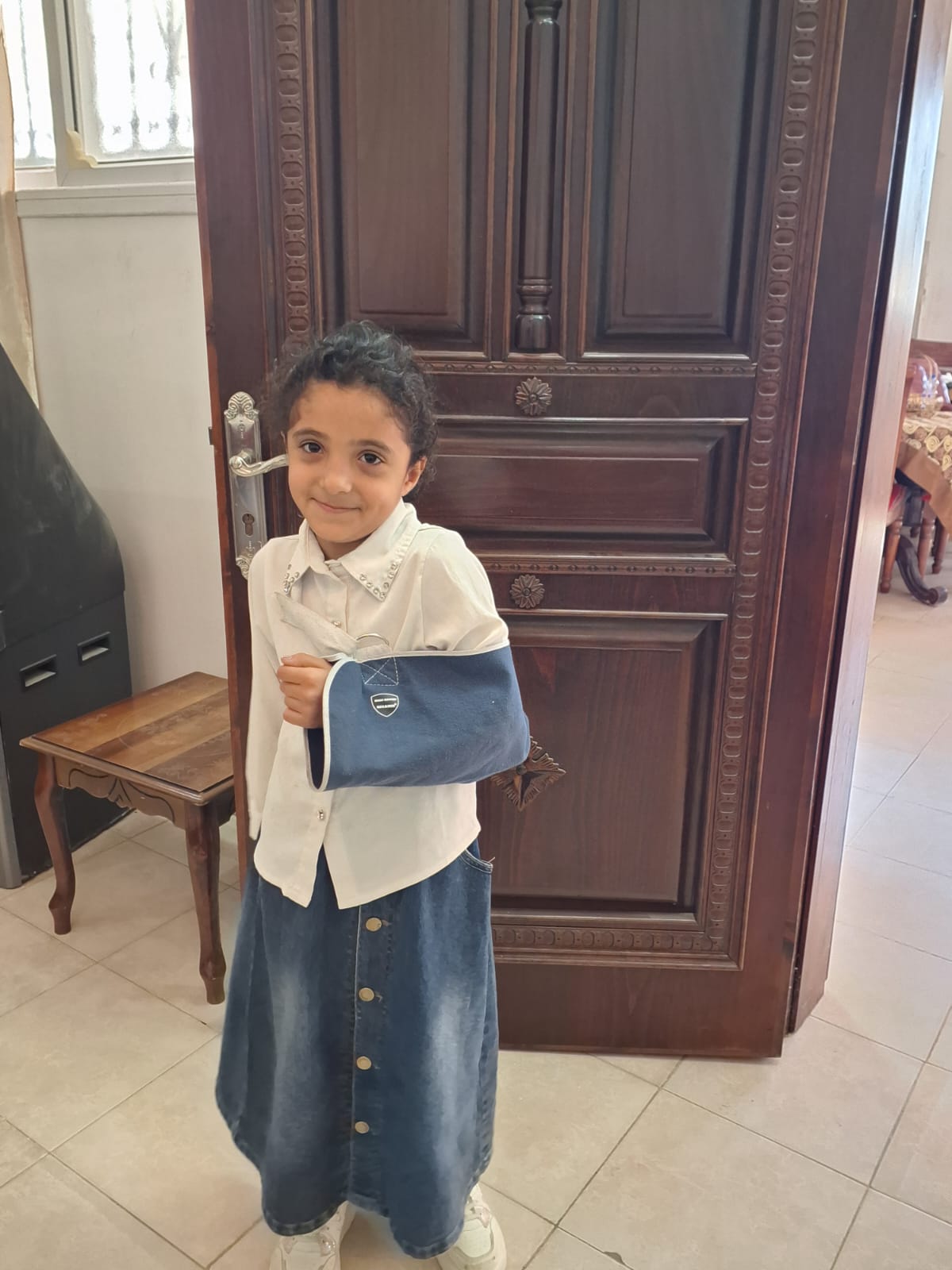 Einabus. The girl whose arm was fractured
