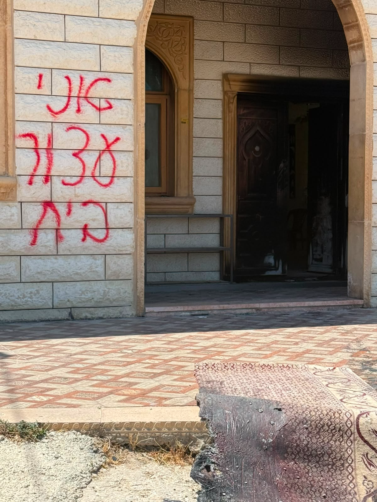עדות לשריפה במסגד בתוואני על ידי מתנחלים ממעון ומחוות מעון