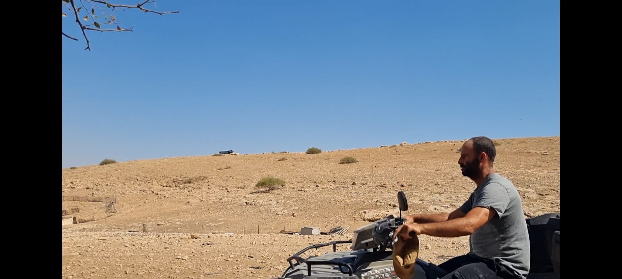 סמרה. אורי מהמאחז בביקור יומי