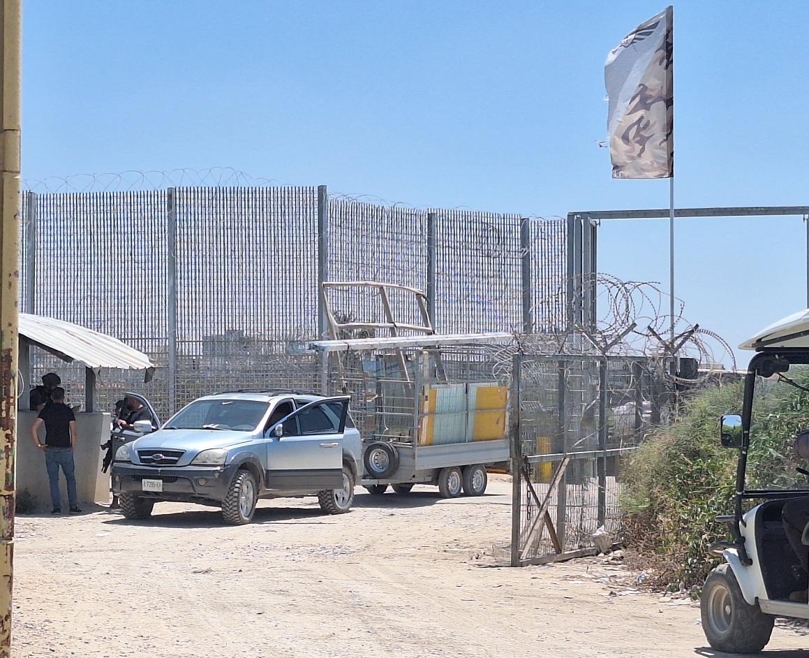 Habla. The gate is open for vehicle crossing