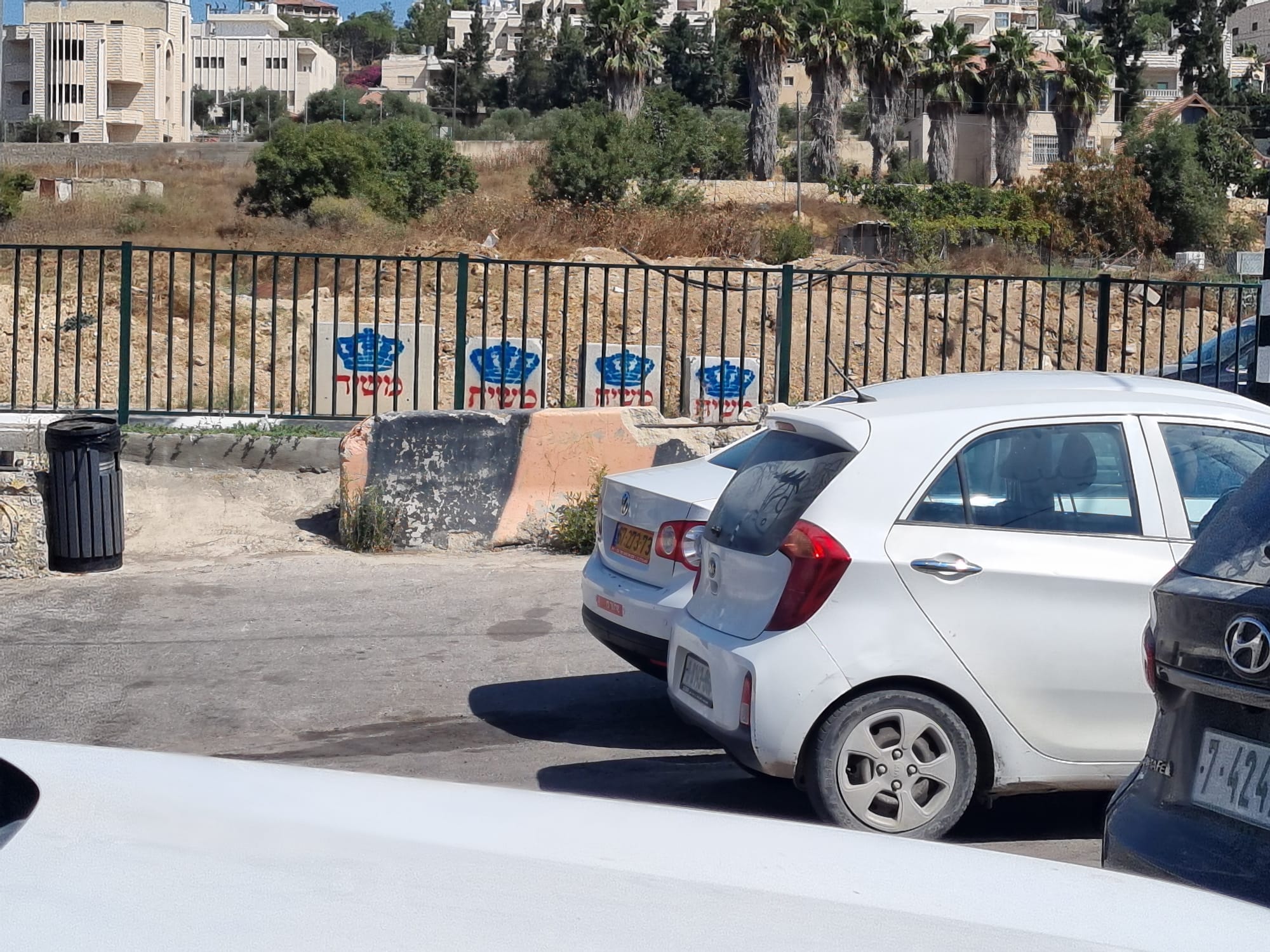 בלוקדות ענקיות עם סמל המשיח מפוזרות ברחבי הגדה המערבית. מאחור, דורא