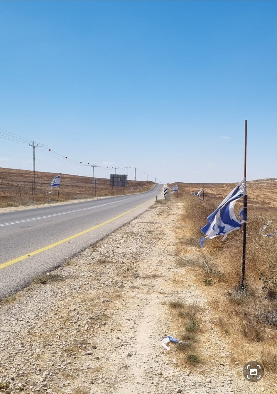 הדגלים שהונחו ע"י מתנחלים לתפארת מדינת ישראל, הפכו לסמרטוטים המבזים את הדגל