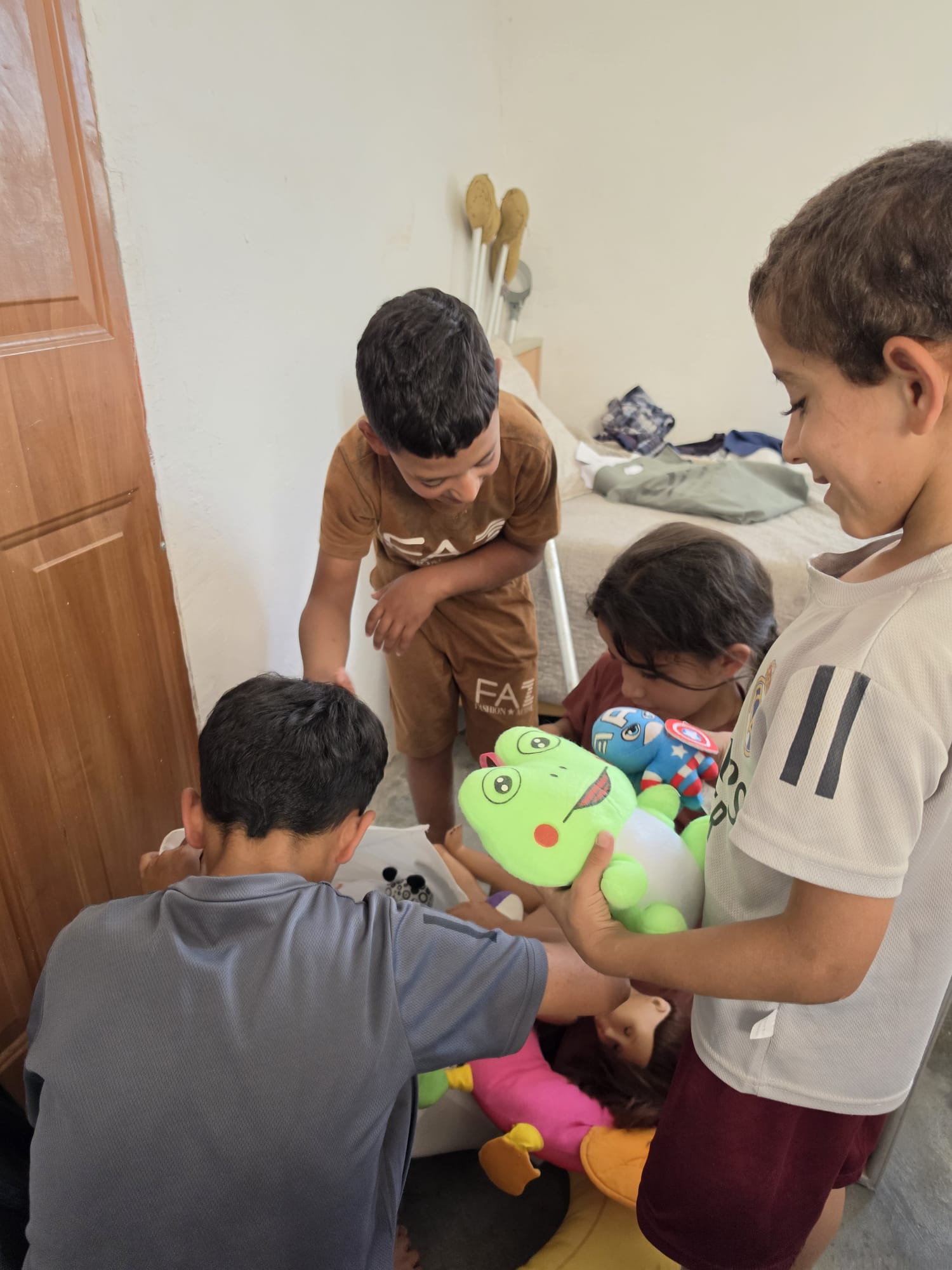 הילדים שמחים עם הצעצועים שהבאנו, כפר רכיז