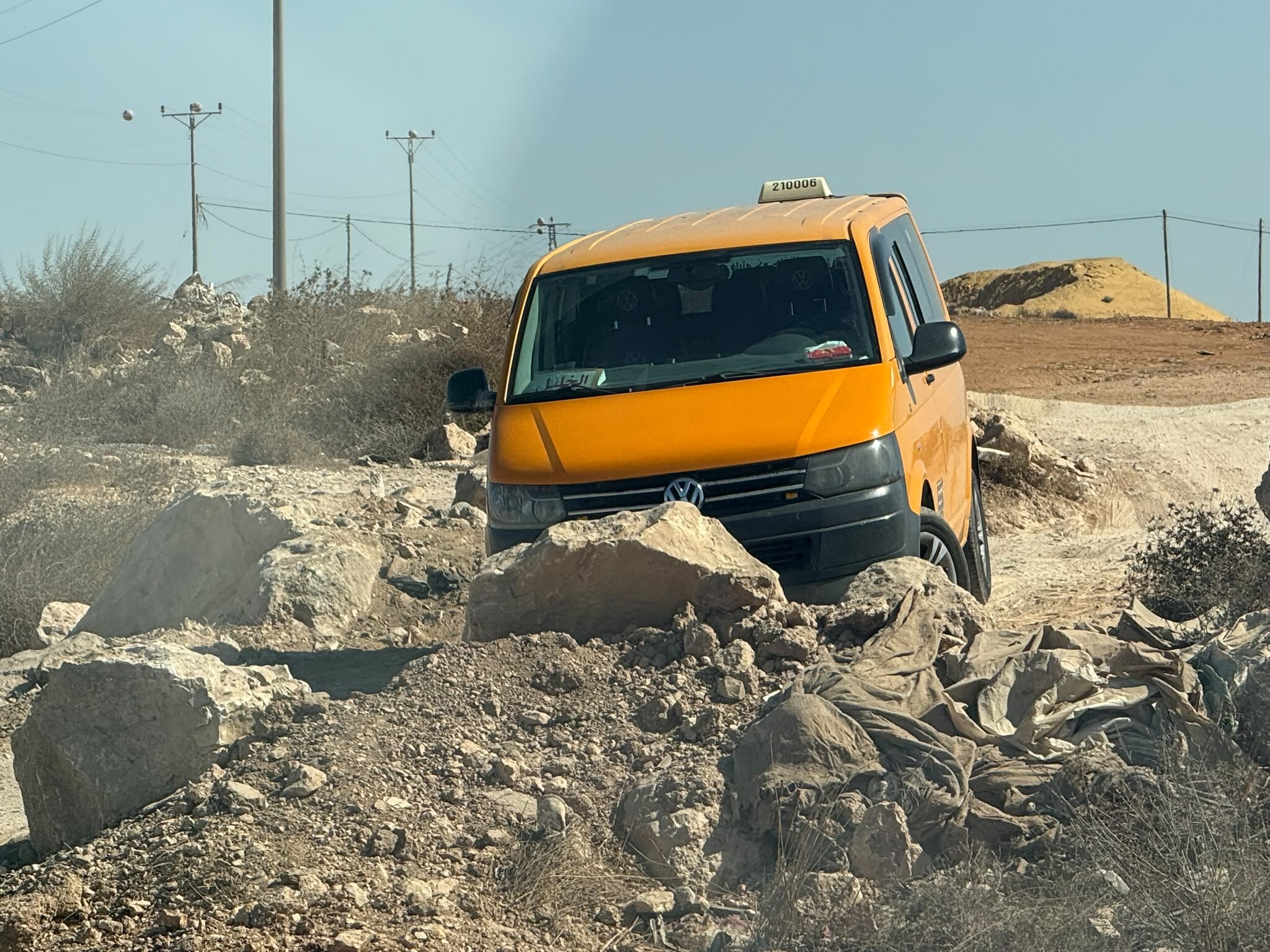The taxi stuck on the alternative road from Samu'
