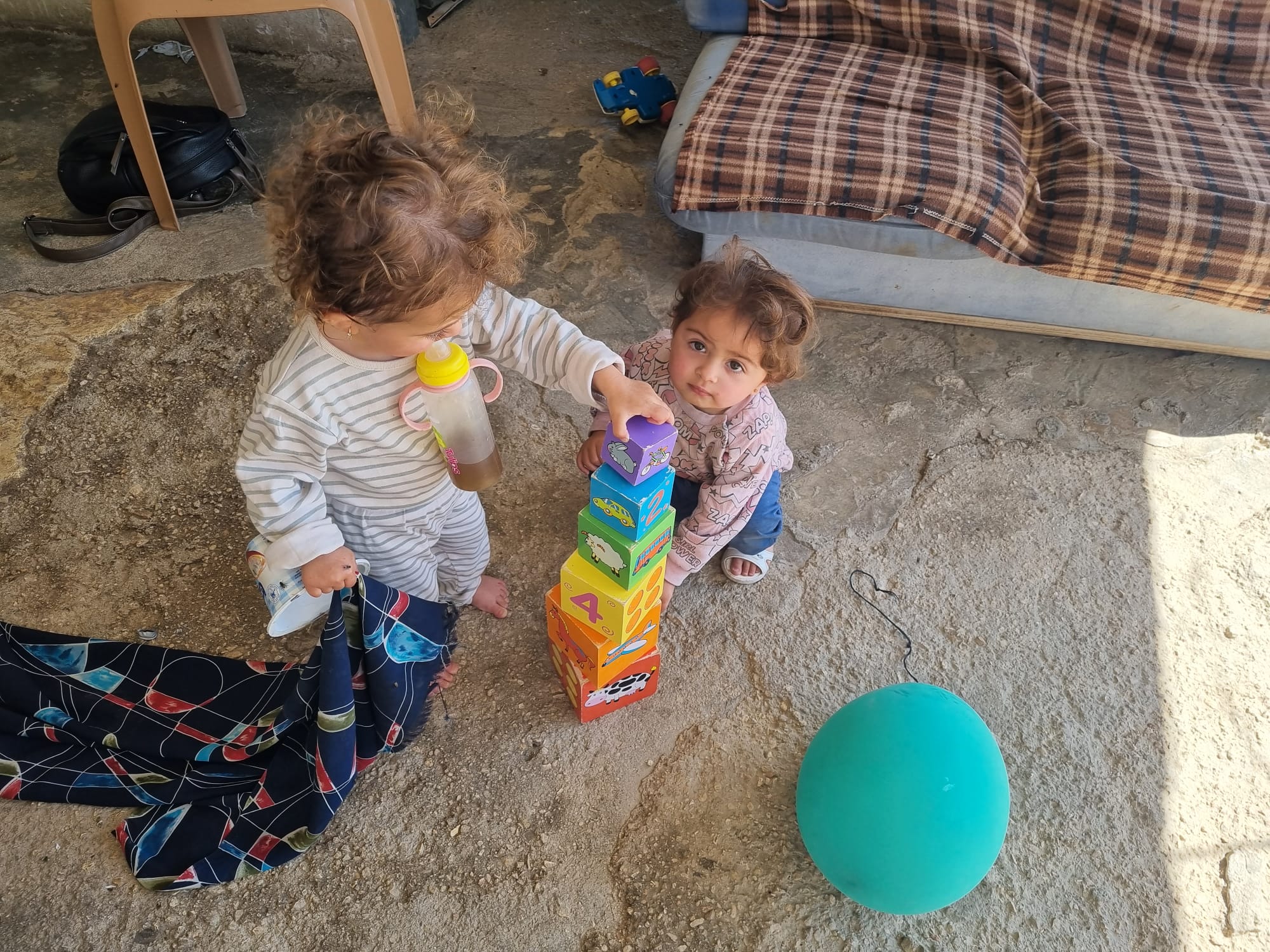 הנכדות המתוקות של ליילה ומוחמד ג'בארין בשעב אל-בוטום עם משחק שהבאנו להן