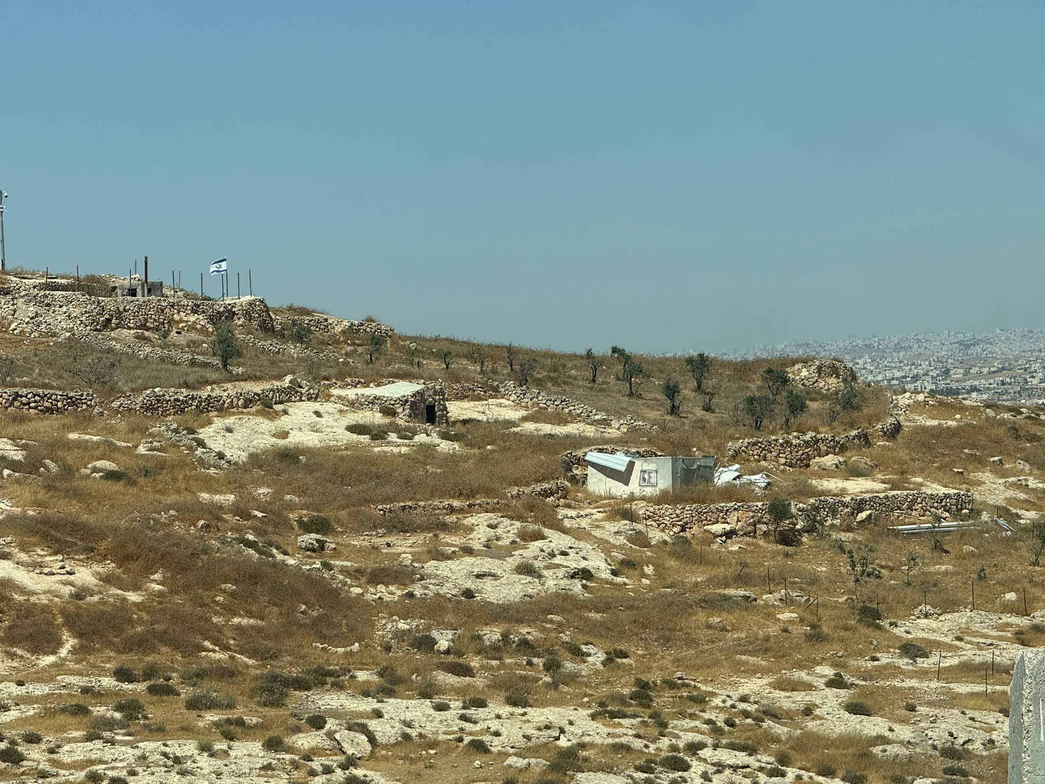 Additional settlements on the hills surrounding the people of Mufaqara 2