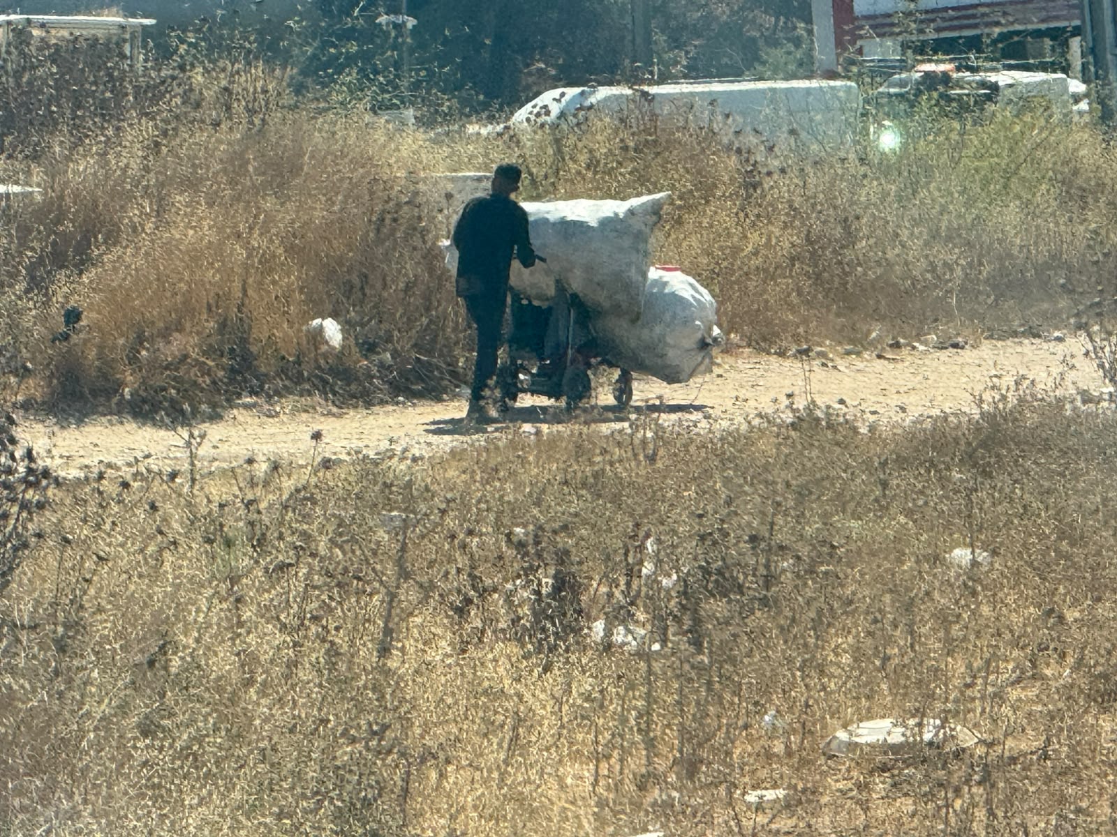 ככה הם נסחבים עם סחורות בצומת דורא-אל-פוואר