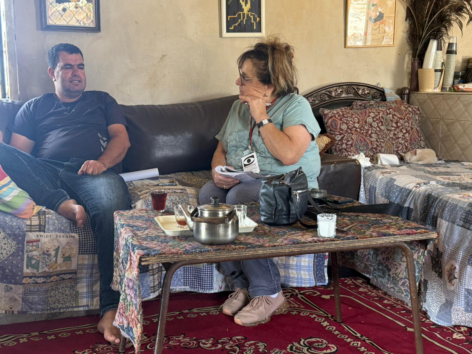 מיכל עם תחקירן בצלם נסר נוואג'עה בסוסיא