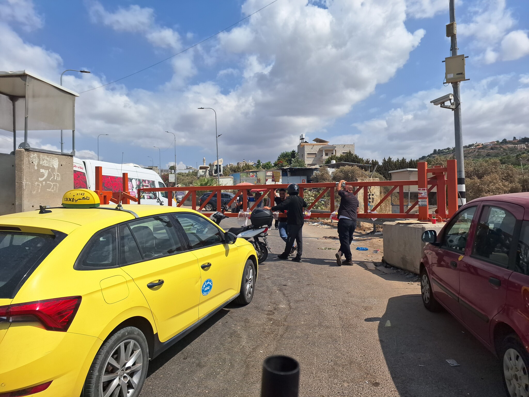 נבי אליאס. השער סגור