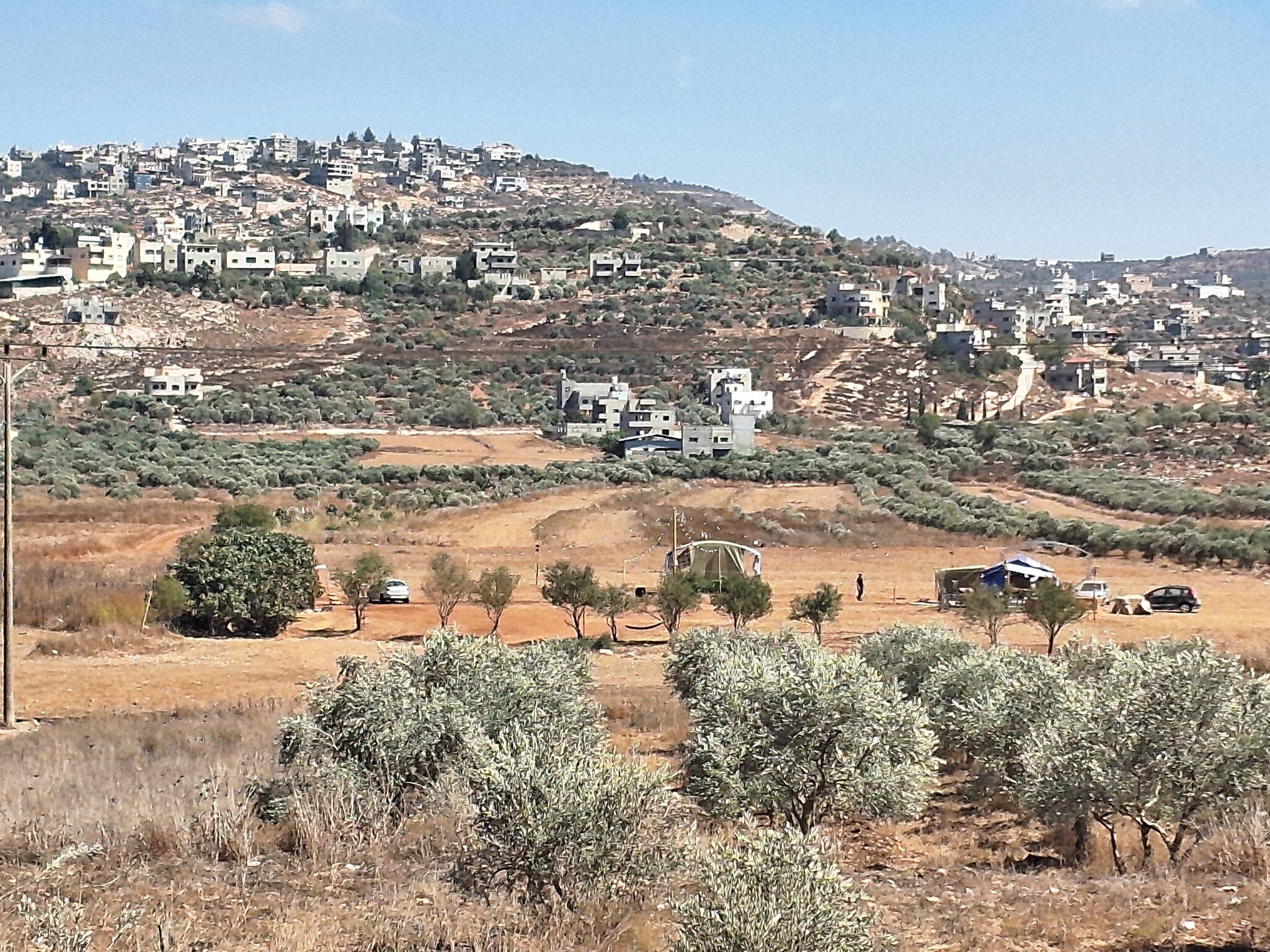 עוורתא. מאחז מתחת לעיירה