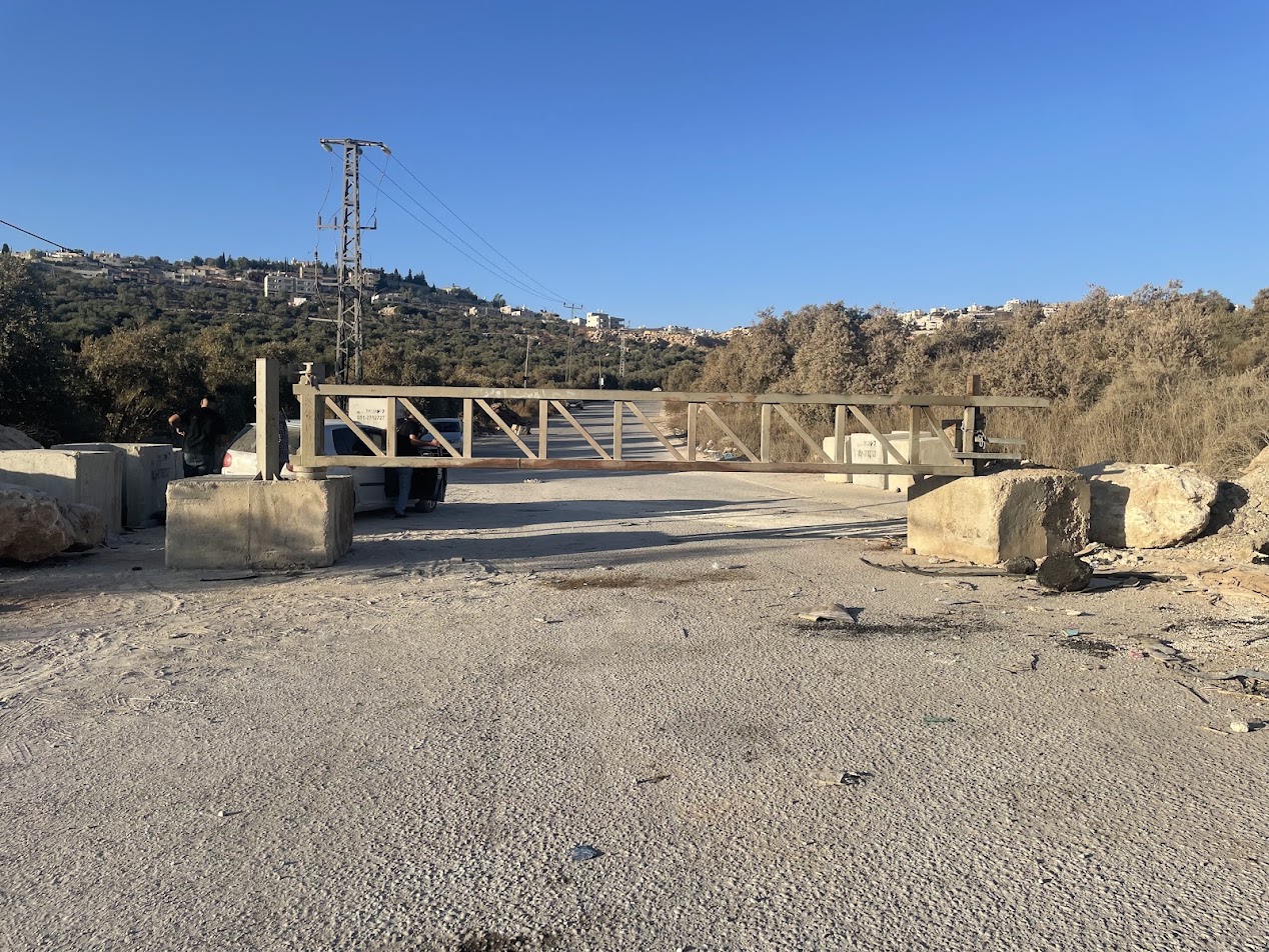 שער סגור בכניסה-יציאה מג'מעין, סגור כמעט תמיד. מייצג את רוב שערי הכפרים. סגורים